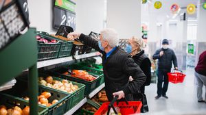 Când vor primii românii cu venituri mici voucherele de 50 de euro?