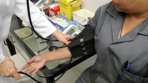 Românii care nu vor merge periodic la medic riscă amenzi usturătoare