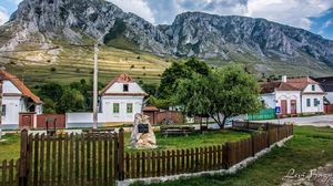 Unde se află satul din România care arată ca în Elveția. Turiștii străini plătesc bani mulți ca să ajungă aici