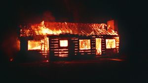 Trei generații au murit la Iași, după ce casa le-a luat foc