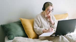 O fata care privește la laptop