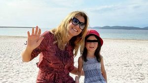 Amalia Enache își îmbracă fetița cu haine second hand. Nici jucării nu-i mai cumpără; "Se joacă cu bețe, pietre"