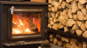 Vești bune pentru românii care folosesc sobele pe lemne. Câți bani ar putea primi de la stat pe metrul cub de lemne