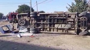 accident rutier galati, trafic blocat, impact tir si microbuz