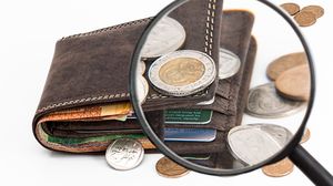 La saltea sau în bancă? Unde e cel mai sigur loc sa îți ții economiile