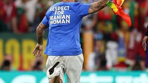 Un fan a intrat pe teren la meciul Portugalia - Uruguay și a fluturat un steag în culorile curcubeului