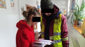 Un tată din București nu a intrat la serbarea fiicei, rușinat de cum era îmbrăcat