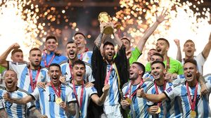 Leo Messi a ridicat o replică a trofeului Cupei Mondiale 2022 în cea mai apreciată fotografie din istorie
