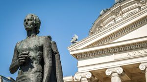 Cele mai cunoscute poezii ale lui Mihai Eminescu. Astăzi se împlinesc 173 de ani de la nașterea marelui poet