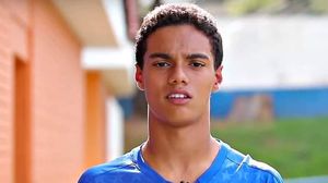 VIDEO Băiatul lui Ronaldinho a semnat cu Barcelona. Iată ce ştie să facă puştiul de 17 ani!