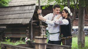 Tradiții de Dragobete 2023. Vezi de ce se spune că „Dragobetele sărută fetele” 