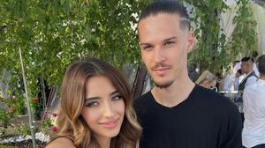 Dennis Man are o relație cu Miss Arad