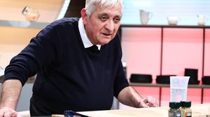 Cine este Sandu Cocoșatu, cel mai priceput grataragiu din România. Cu siguranță ai auzit de „micii de la Cocoșatu”