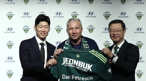 Dan Petrescu a fost prezentat oficial la noua sa echipă, Jeonbuk Hyundai Motors