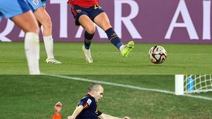 Două imagini cu momentele golurilor victorioase pentru Spania la Campionatele Mondiale, la feminin în 2023 și la masculin în 2010