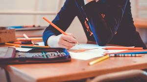 Cum să-ți faci campanie electorală în prima zi de școală. Unde au petrecut parlamentarii români deschiderea anului școlar