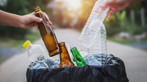 Românii trebuie să achite 50 de bani garanție pentru fiecare recipient din plastic, sticlă sau aluminiu