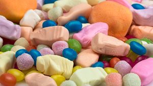 Top 5 alimente care sunt interzise copiilor până la vârsta de 5 ani. Printre acestea se numără și jeleurile