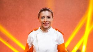 Cine este Mirela Chiroabă, de la Chefi la cuțite 2023, sezonul 12. Concurenta a îmbrăcat tunica portocalie și luptă pentru premiul cel mare