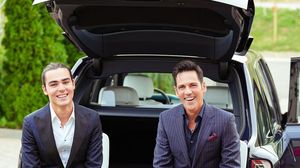 Ștefan Bănică Jr. și fiul său cel mare, Radu, s-au întâlnit întâmplător in incinta unui post de televiziune