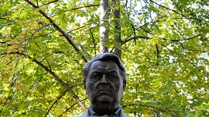 Cine a fost Mihail Sadoveanu? Biografie: studii, carieră, familie. 62 de ani de la moartea scriitorului român