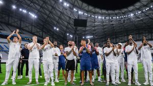 Momente de groază în fotbalul din Franța! Autocarul lui Lyon a fost atacat cu pietre, antrenorul fiind grav rănit