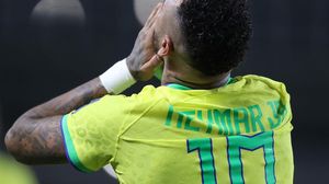 În ce stare se află Neymar după operația suferită la genunchi? Starul brazilian și-a surprins fanii cu noul look adoptat