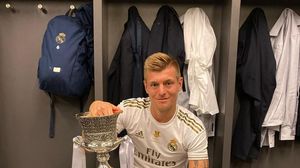 Toni Kroos în vestiarul celor de la Real Madrid ținând un trofeu