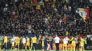 Echipa națională și suporterii României în timpul unui meci din calificările pentru EURO 2024