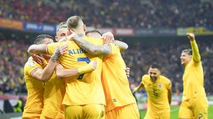 Denis Alibec sărbătorește golul marcat contra Elveției alături de colegii lui