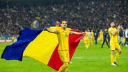 Ianis Hagi ținând steagul României