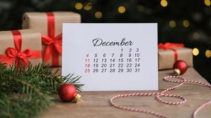 Decorațiuni și calendarul lunii decembrie