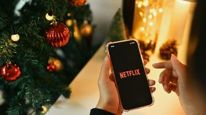 O tânără vizionează Netflix lângă Brad