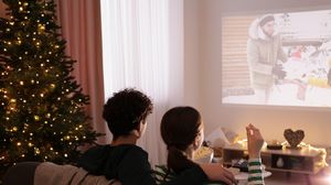 Un cuplu se uită la un film de Crăciun