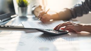 Un bărbat calculează taxele și impozitele