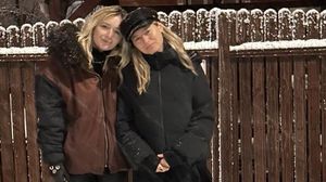 Laura Cosoi și sora sa