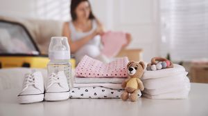 Mama pregătește bagajul pentru copil