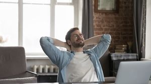 Angajat relaxat, în pauză