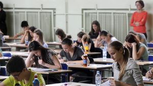 Elevi în sala de examen