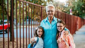 Bunica și nepoatele, în ultima zi de școală