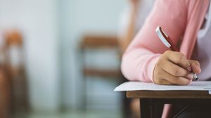 Elevi în sala de examen