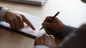 Pensionar, semnează documente