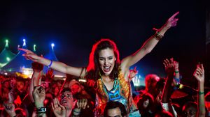 Tineri, participând la un concert în aer liber