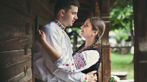 Tineri îndrăgostiți, în costume tradiționale