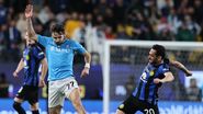 Khvicha Kvaratskhelia (Napoli) și Hakan Calhanoglu (Inter Milano)  într-un duel 