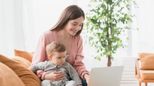 Mamă și fiu pe canapea