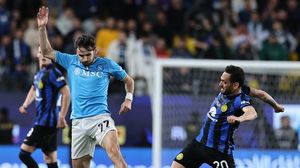Khvicha Kvaratskhelia (Napoli) și Hakan Calhanoglu (Inter Milano)  într-un duel 