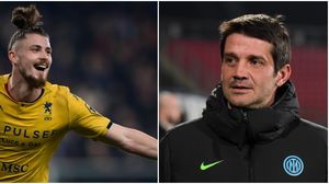 Radu Drăgușin (stânga, fost jucător la Genoa, actual fotbalist la Tottenham), Cristian Chivu (dreapta, fost internațional român)