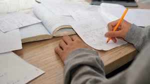 Elev, învață la matematică