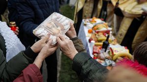 Oameni la biserică, împart alimente